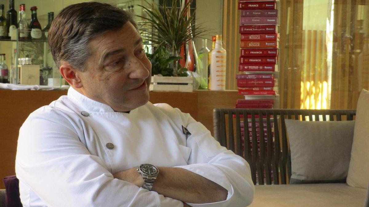 Fotografía tomada el jueves 19 de noviembre en El Celler de Can Roca (Girona), restaurante número 1 del mundo en 2013 y 2015, del chef Joan Roca, durante un encuentro con un reducido grupo de medios. "La cocina es la humanidad". De esta manera tan rotunda resume el chef Joan Roca, tanto la fusión de productos, especialidades y técnicas servida en sus mesas como la mezcla de nacionalidades (15) que hay actualmente entre sus empleados.