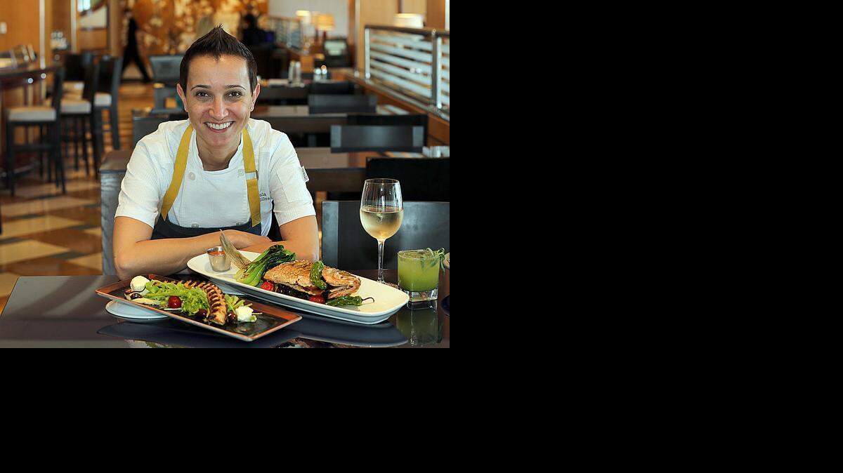 
La chef ejecutiva Paula Da Silva muestra una ensalada de pulpo a la parrilla y pargo de cola amarilla frito.
