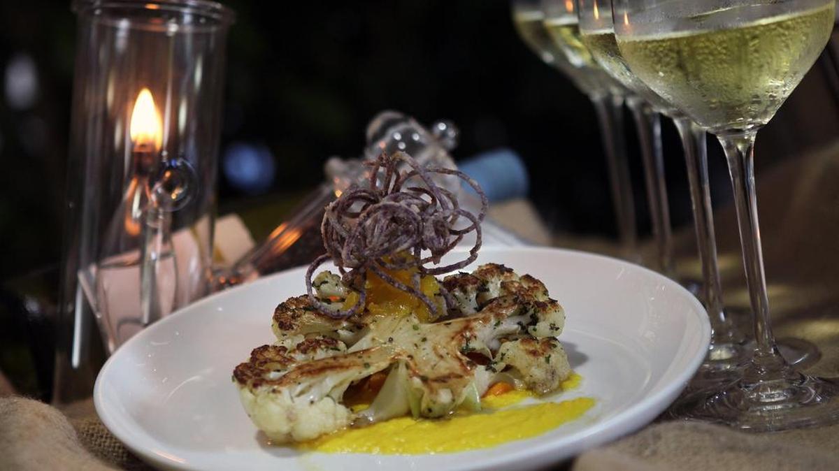 
Cauliflower Steak, Garden Herbs, Sweet potato fettucine and chimichurri, una especialidad del chef Venoy Rogers III para Miami Spice.
