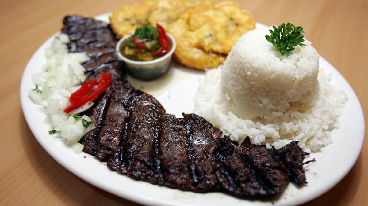 Churrasco a la parrilla con arroz blanco y chatinos.