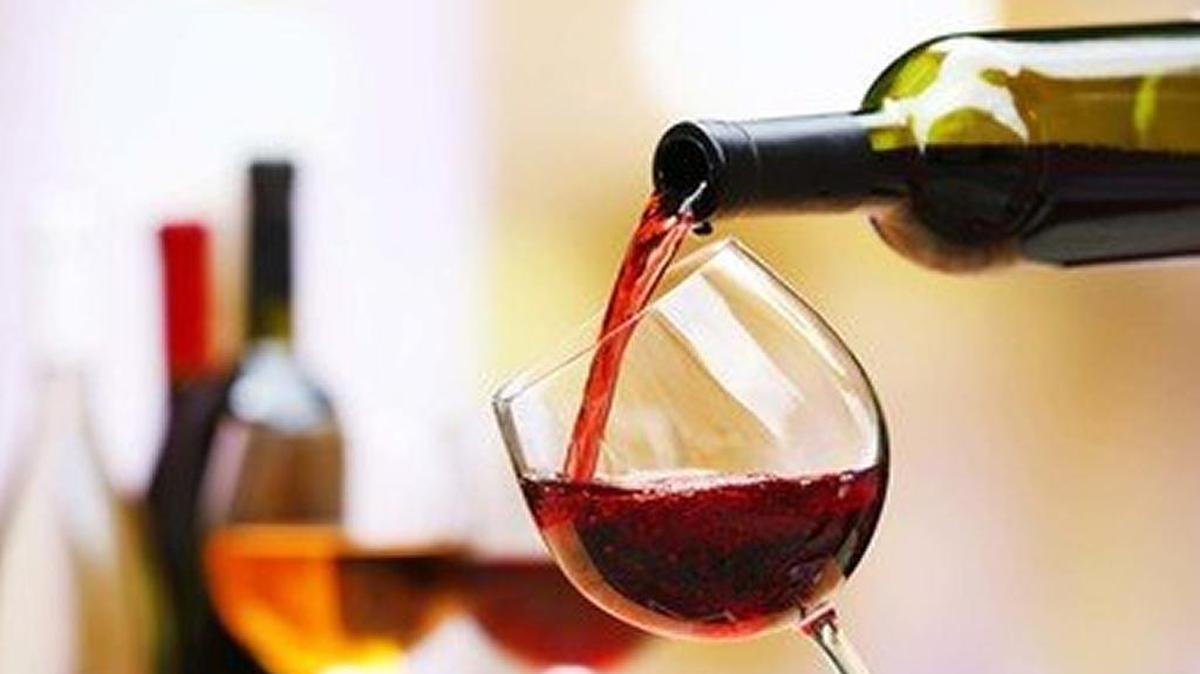 El vino tinto no se sirve a temperatura ambiente. Se disfruta a 60-65º F (15-18º C), y lo logras con 20 minutos en la nevera antes de servirlo.