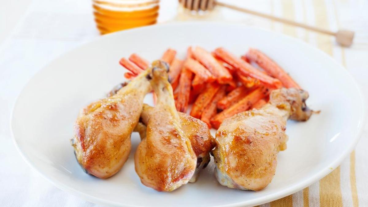 Pollo al horno con miel y tiritas de zanahoria.