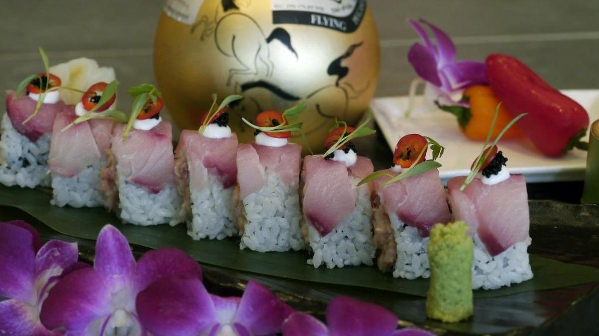 Miami Heat Roll, con hamachi, jalapeño, kimchee, sour cream, caviar negro y yuzu.