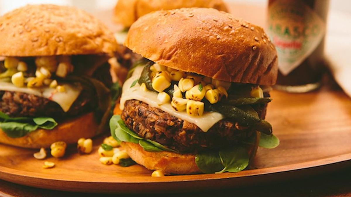 Hamburguesa de frijoles negros.