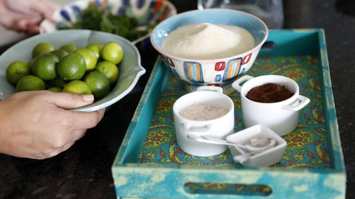 Según la creencia ayurvédica, algunos alimentos son malos para usted y le harán sentir drenado, mientras que otros alimentos le mantendrán iluminado y enfocado.