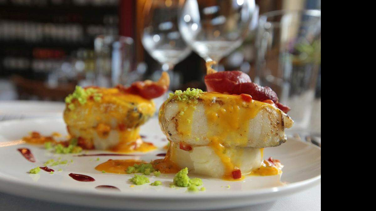 
Bacalao del Cantábrico con salsa de azafrán y crujiente de jamón serrano. 
