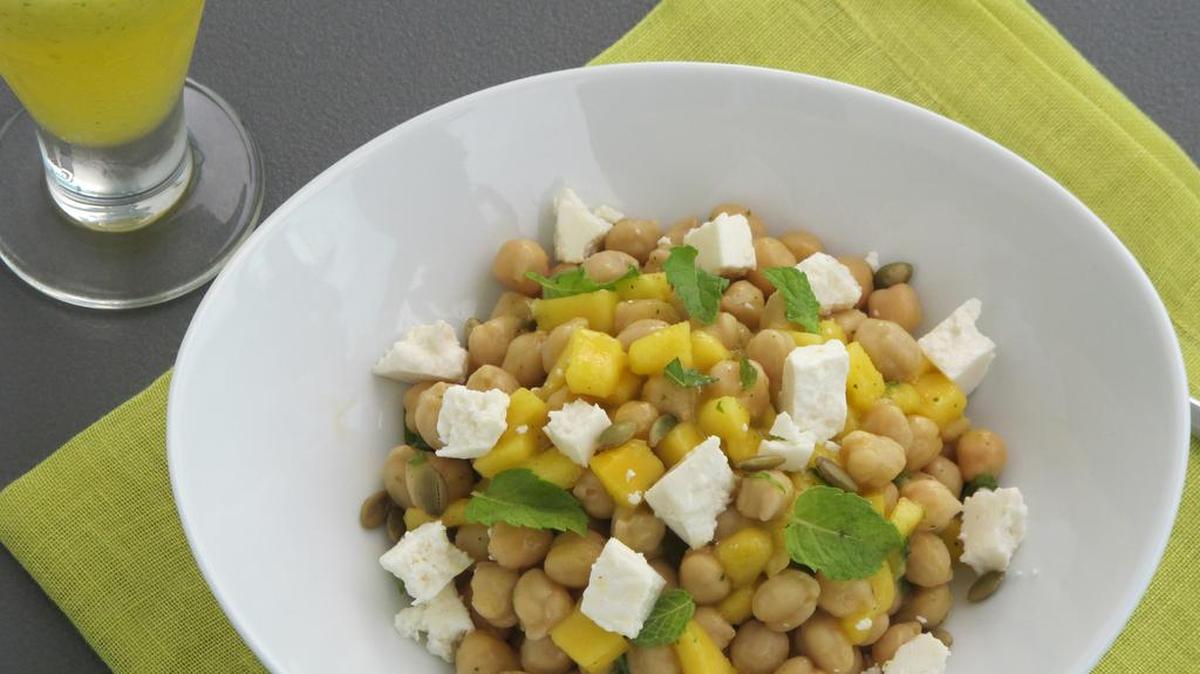 Ensalada de garbanzos y mango en vinagreta de tequila.
