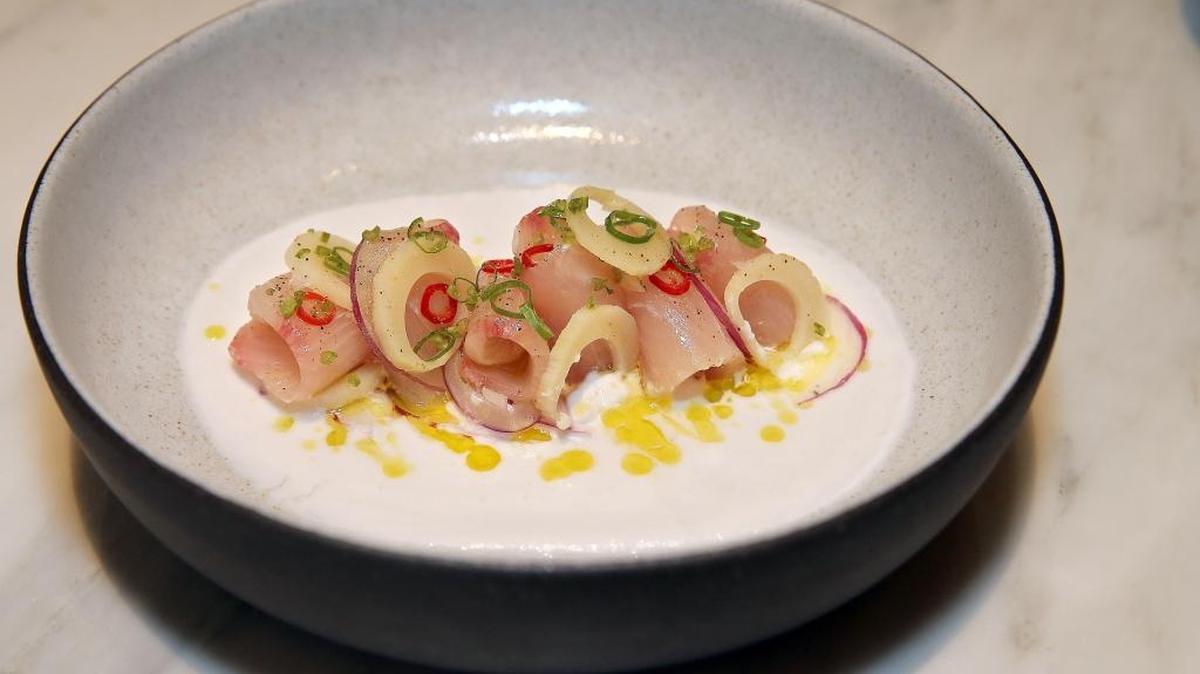 Kinilaw, con Hiramasa, Heart of Palm, Coconut Milk, Red Onion, y cilantro.