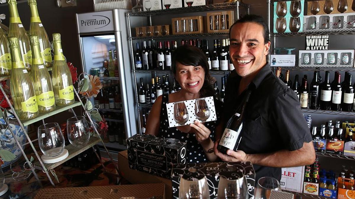 Los propietarios de La Fresa Francesa, Sandy Sánchez y Benoit Rablat, muestran algunos productos en el mercado que próximamente abrirán, en Hialeah.