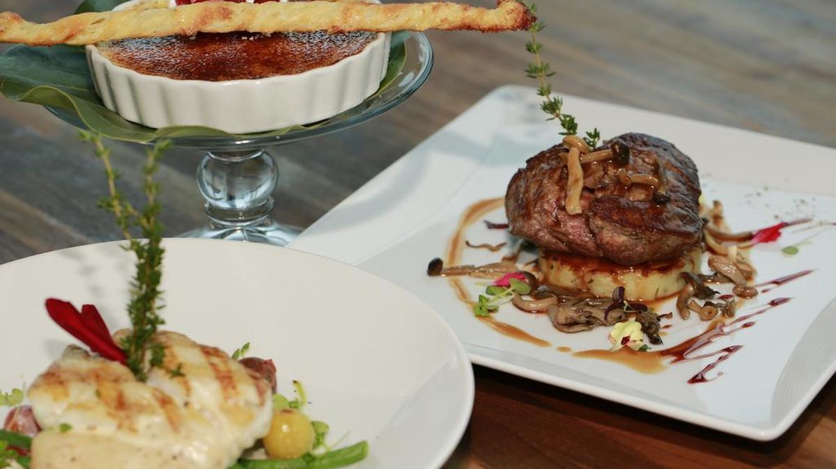 
Desde abajo, en el sentido de las manecillas del reloj: Troncho de mero fresco asado a la parrilla; Crème Brûlée; y Solomillo de ternera orgánico a la brasa.
