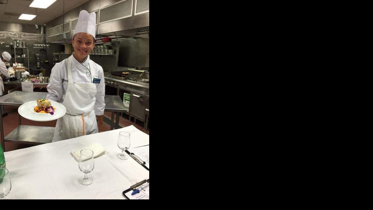 
La chef Bridgette Young con uno de sus deliciosos platos.
