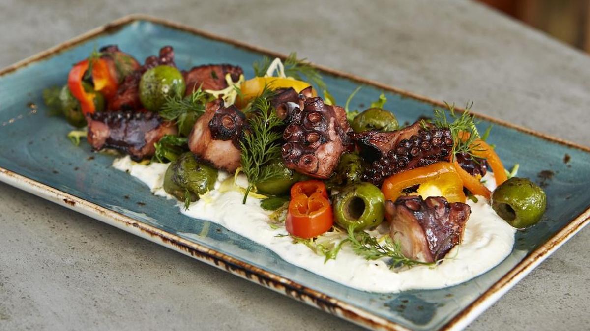 Fotografía promocional cedida en donde se aprecia un plato de pulpo en escabeche con pimientos, aceitunas asadas, ajo y labneh que se ofrece en el Social Club del hotel Surfcomber en South Beach. Manda en la mesa navideña de los nuevos restaurantes de Miami el ambiente festivo, joven, el deseo contagioso de dar asalto a menús informales que no acaten la norma rígida del pavo relleno o el lechón asado.
