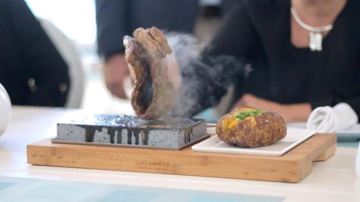 Carne de res angus asada a la piedra de lava.