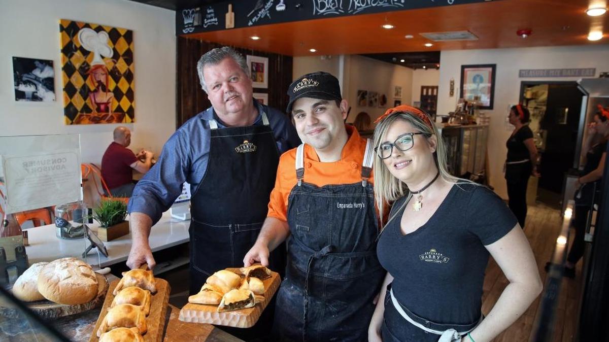 Desde la izq.: Philip Coleman junto a su hijo Harry y su nuera -Michelle en Empanada Harry’s, en West Kendall.