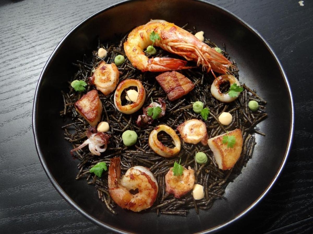 Fideos negros en Cantina La Veinte