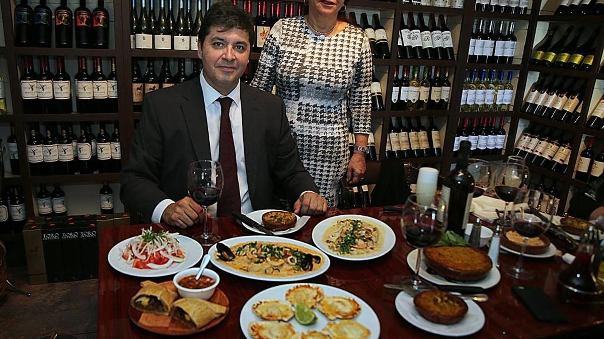 El Agregado Comercial de Chile Sacha D. Garafulic y Pamela Canales, dueña del restaurante.