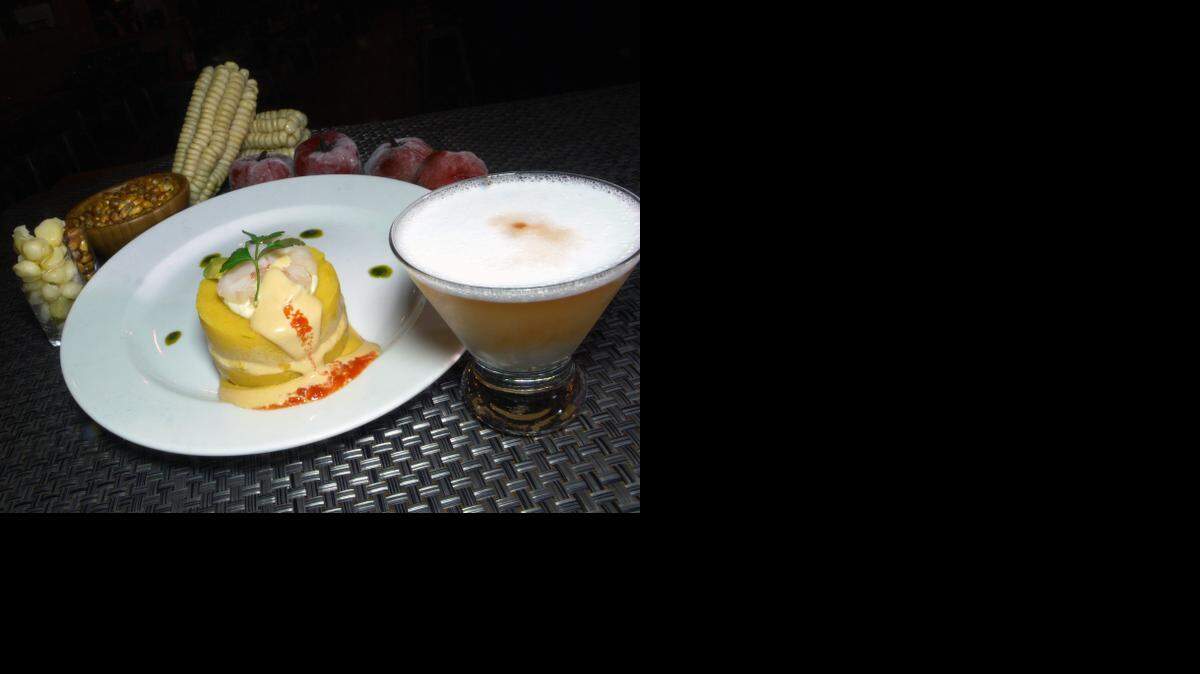 
Causa de camarones con pisco. 
