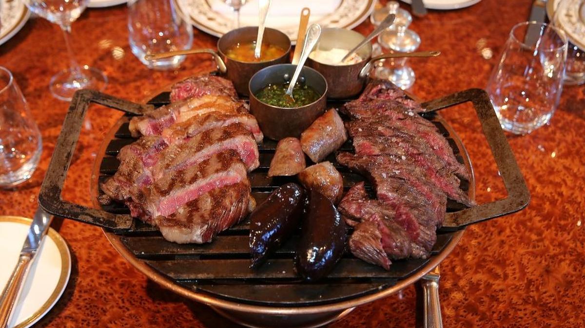 Parrillada de costilla de ternera deshuesada, churrasco, chorizo y morcilla, acompañada de chimichurri, salsa criolla y aioli.