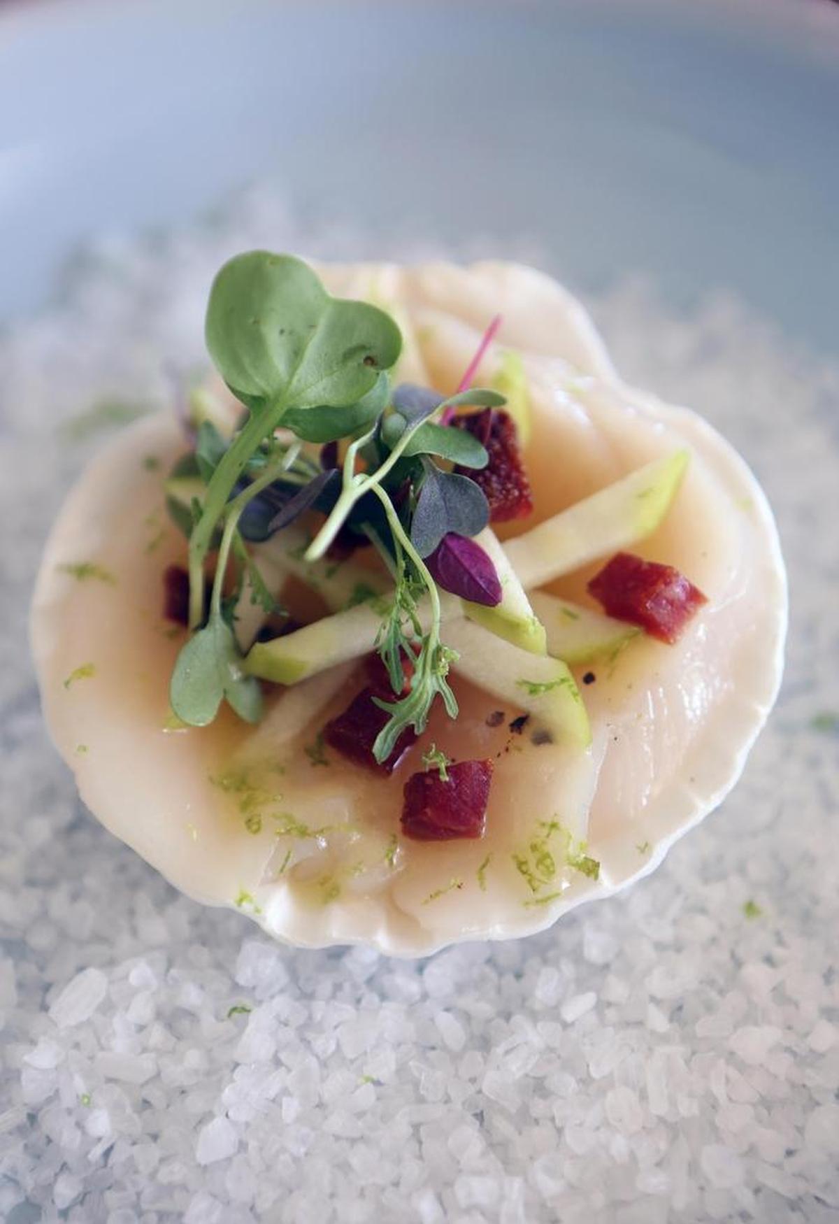 Carpaccio de manzanas verdes con vieiras y jamón ibérico.