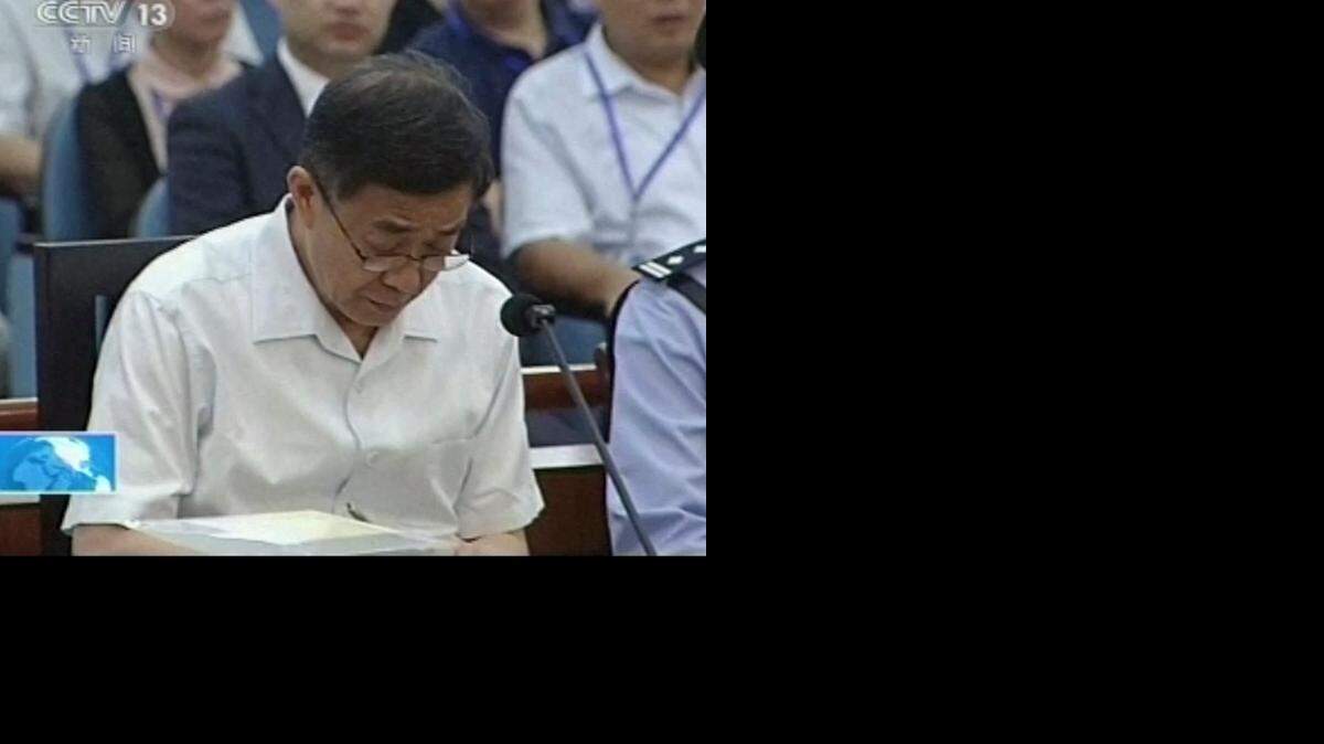 
El ex funcionario chino Bo Xilai toma nota durante su juicio en el Tribunal Popular en la provincia oriental china de Shandong en el 2013.


