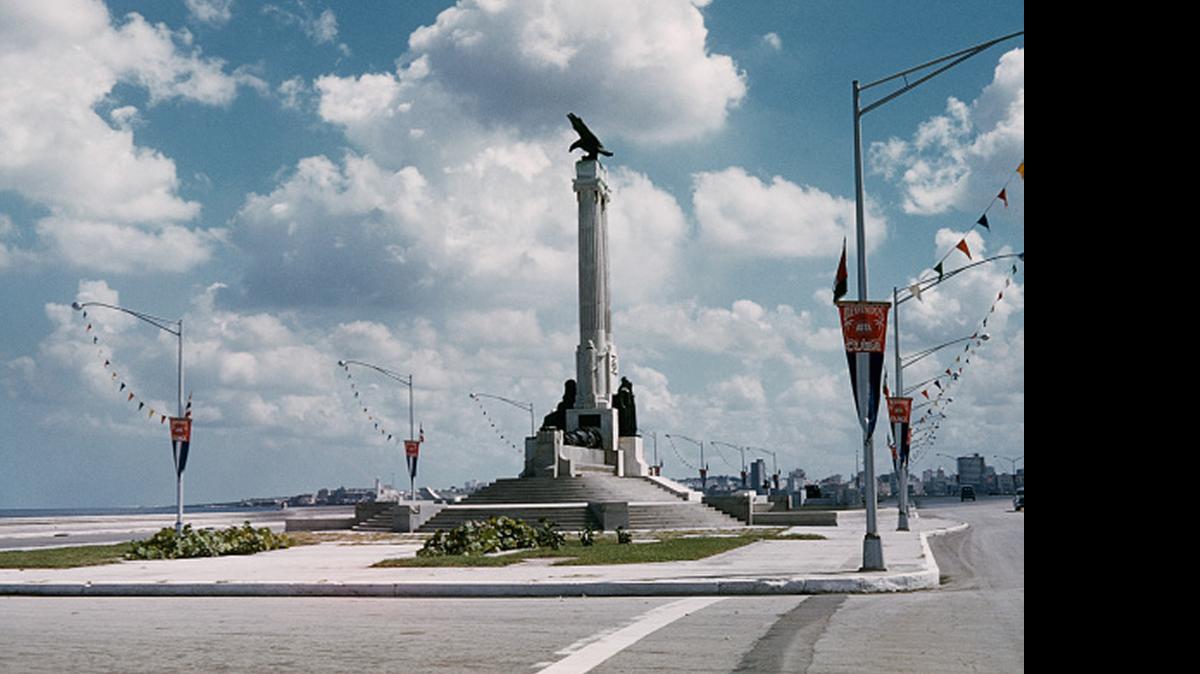 
El monumento a las víctimas del USS Maine en el malecón habanero, en 1959. Se construyó en 1926 como memorial a los marinos norteamericanos que perecieron en la explosión del acorazado en 1898.
