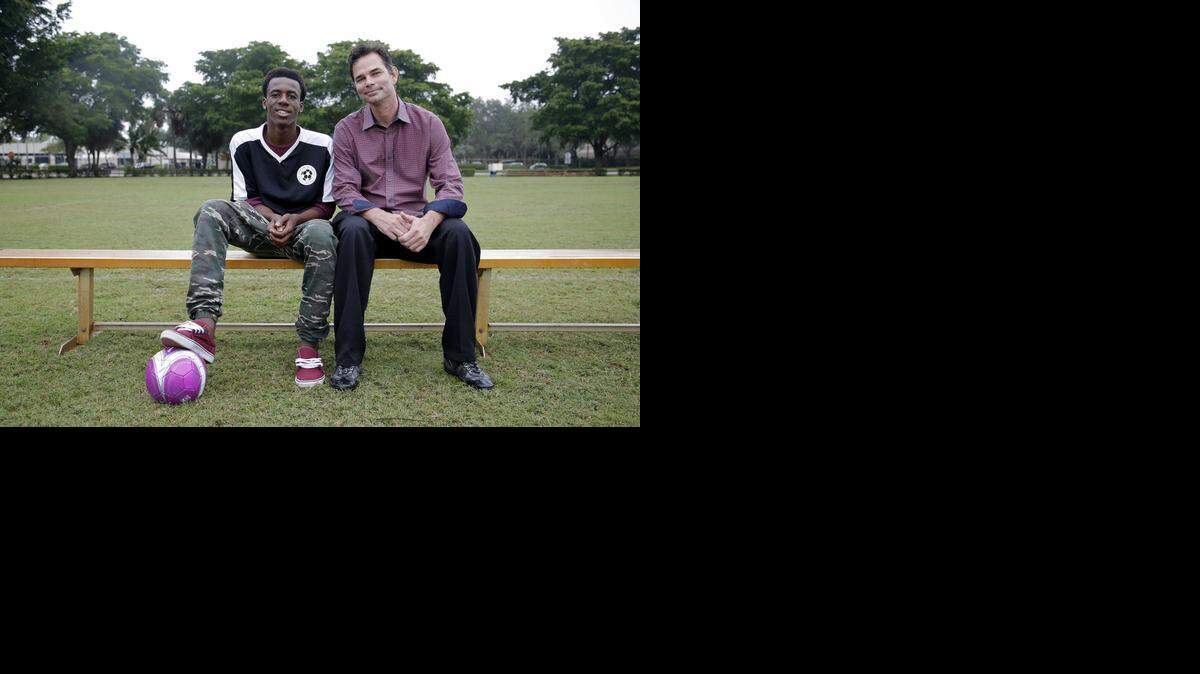 
Stanley Simon y Michael Gagne, su guardian legal, disfrutando del clima en el parque Pine Island de Plantation, el martes.


