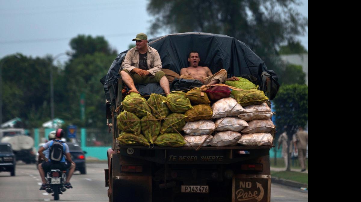 
Cuentapropistas transportan una carga de vegetales en dirección a un mercado habanero.
