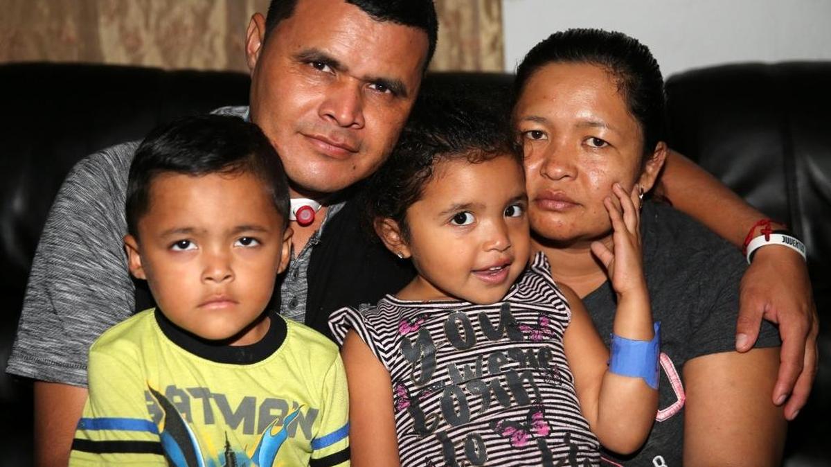 José Chávez con su esposa Marilu Berrios y sus sus pequeños gemelos, Atzel e Itzel, de 4 años. José Chávez fue víctima de un tiroteo en Homestead. Desde entonces la familia está ahogada en deudas y gastos médicos.