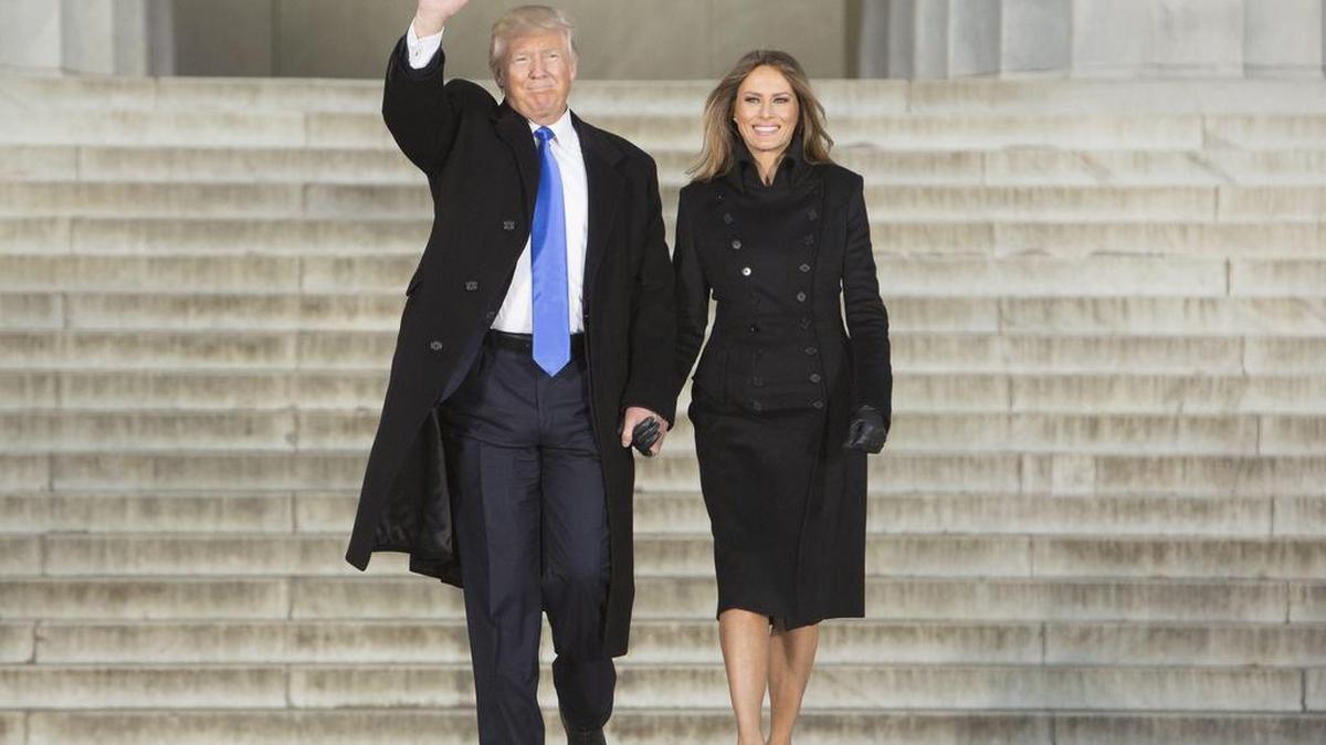 El presidente electo de EEUU Donald J. Trump (i) y la entrante primera dama Melania Trump (d) llegan al 'Concierto de Bienvenida Hacer Grande a América Otra Vez' el jueves 19 de enero de 2017, en el monumento a Lincoln en Washington (EE.UU.).