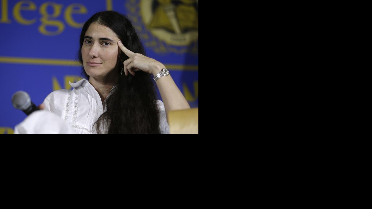 
La bloguera cubana Yoani Sánchez habla en la Torre de la Libertad de Miami el 1ro. de abril del 2013. 
