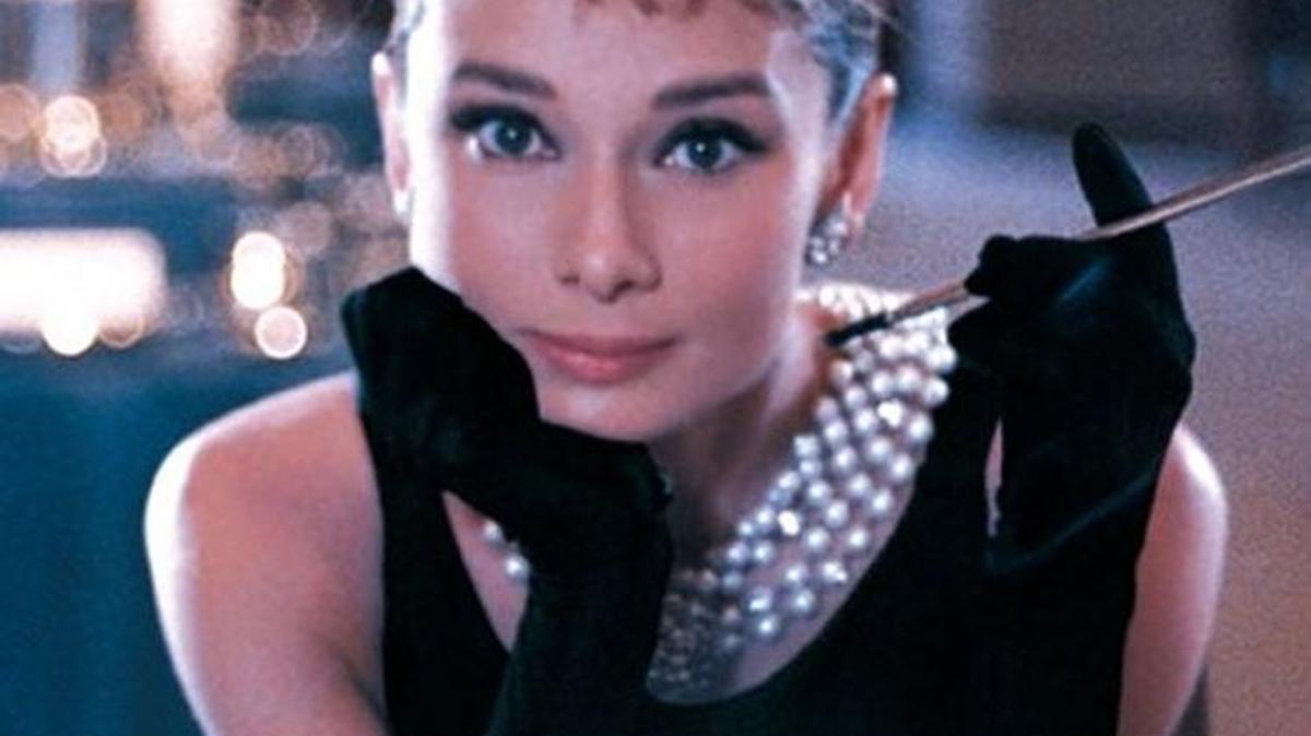 Audrey Hepburn en una escena del filme de Blake Edwards Breakfast at Tiffany's (1961). El vestido forma parte del tributo de Givenchy a la actriz en La Haya.