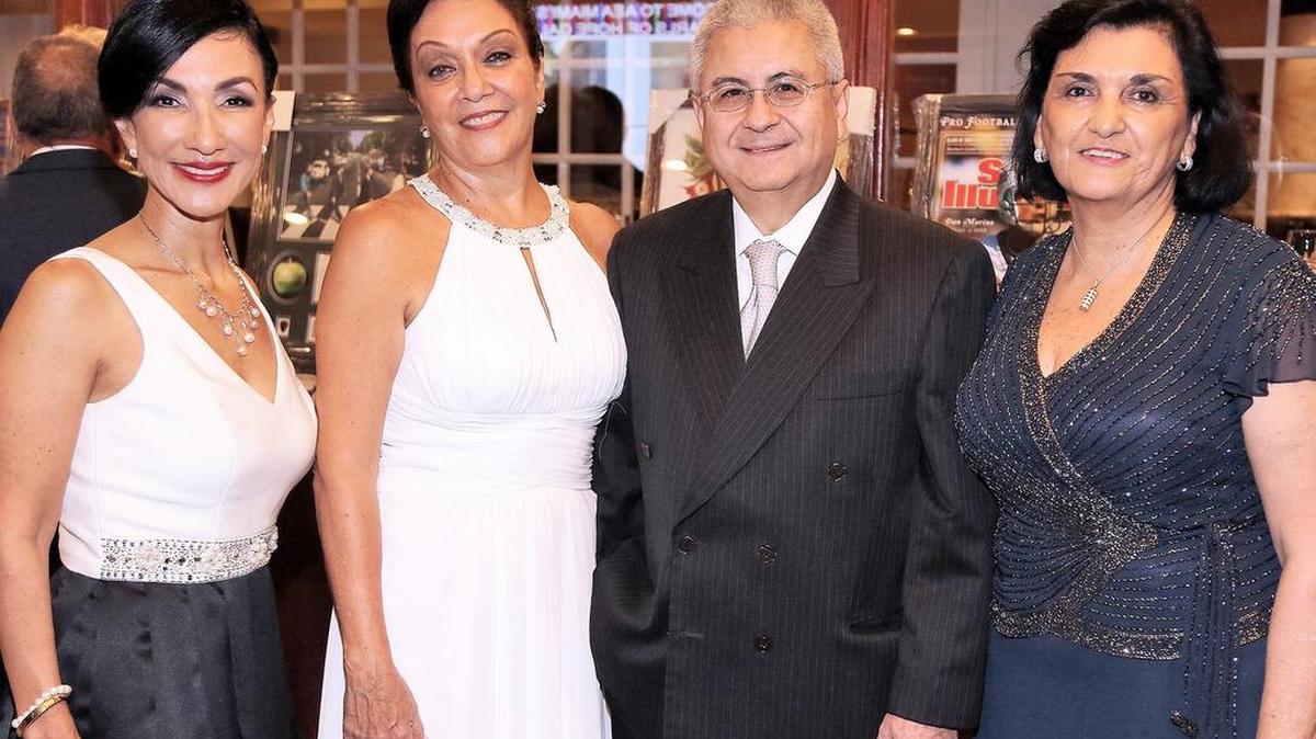 Patricia Scerpella, Marisol Gómez, César E. Bustamante, Embajador y Cónsul General del Perú, junto a Carmen Rosa Amoros.
