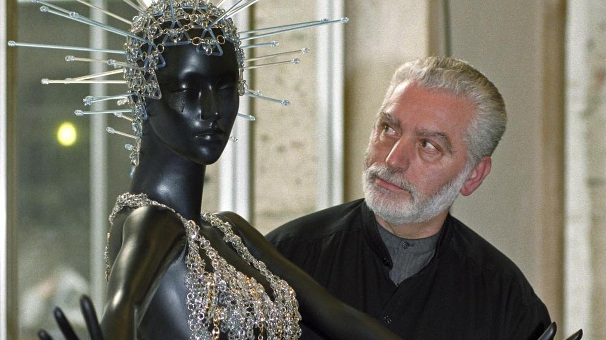 A sus 83 años Paco Rabanne se alejó de la moda, pero no del recuerdo. Una exposición deja constancia de su gran obra y del hombre que ha sabido interpretar el futuro de la moda con sus diseños.