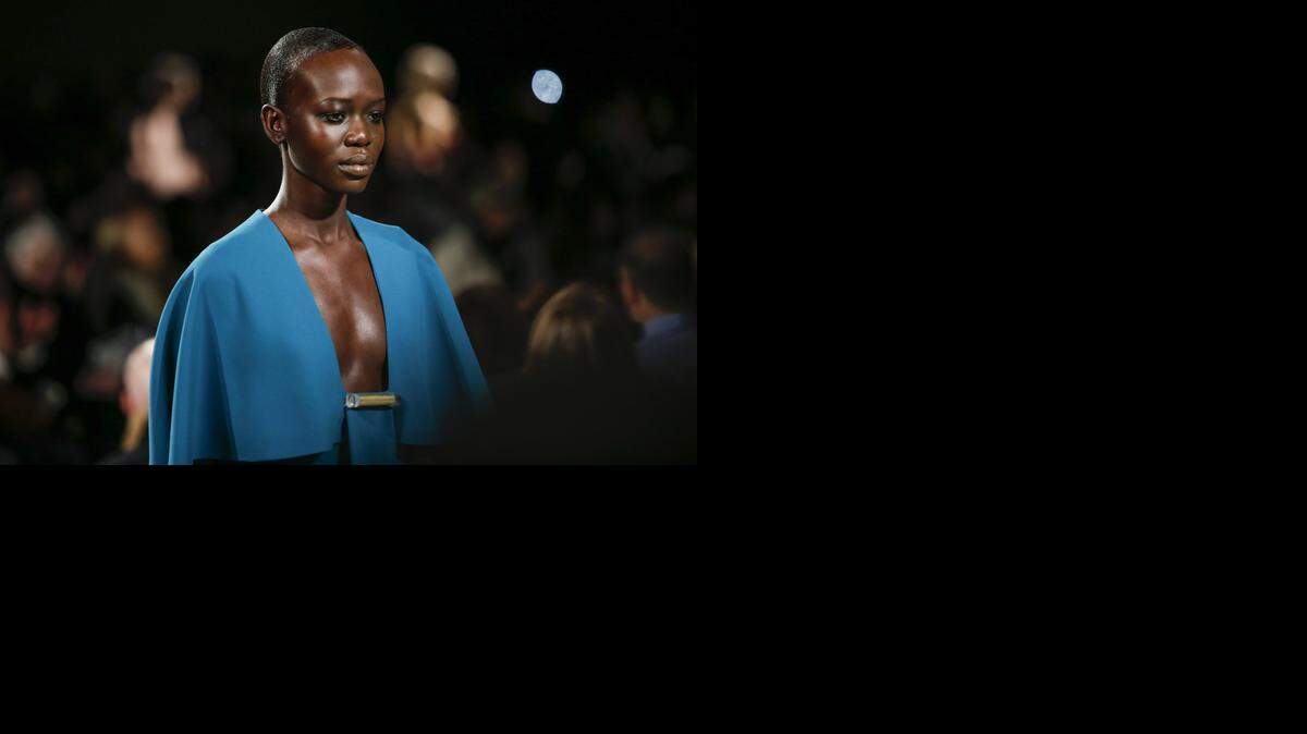 
Una modelo exhibe una creación del diseñador venezolano Ángel Sánchez durante la Semana de la Moda de Nueva York.
