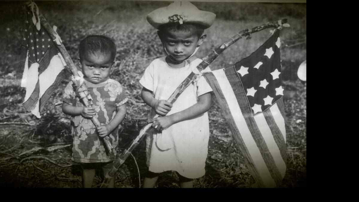 
Niño chamorro con bandera estadounidense
