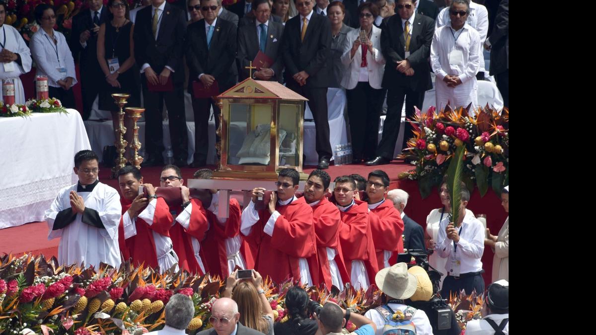 
Un grupo de sacerdotes y religiosos trasladan una urna con prendas que pertenecieron al arzobispo Romero, en una misa celebrada en la plaza central de San Salvador por la beatificación de Romero, el pasado 23 de mayo. 
