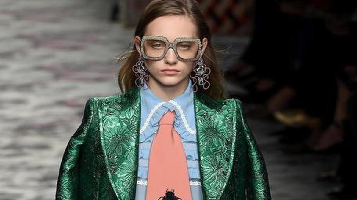 
Una modelo desfila con una creación de Alessandro Michele para la colección Primavera Verano 2016 de Gucci durante la Semana de la Moda en Milán. 
