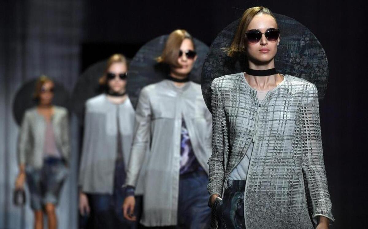Modelos lucen creaciones de la colección Primavera/Verano 2017 del diseñador italiano Giorgio Armani .