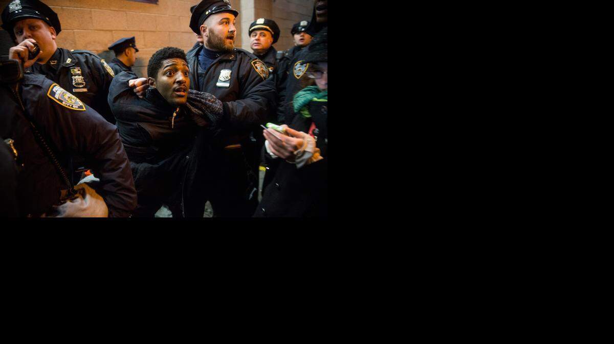 
Un manifestante es arrestado en la estación del tren subterráneo de Barclays Center, en Nueva York, durante una protesta el 8 de diciembre por la muerte de Eric Garner a manos de la policía, el pasado julio.
