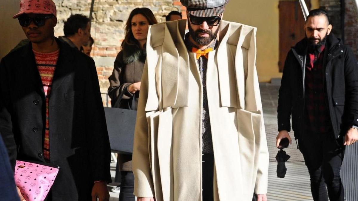Visitantes asisten a la 89 edición de Pitti Uomo en Florencia (Italia) hoy, 14 de enero de 2016. Deportivas, foulares, zapatos, bolsos, calcetines y perfumes son algunos de los complementos que forman parte del armario del hombre que hoy se presentan en la tercera jornada de la pasarela Pitti Uomo.