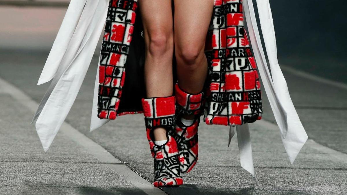 Detalle de las piernas de una modelo durante el desfile de la colección de María Ke Fisherman para el otoño-invierno 2016-17, en la cuarta jornada de la 63 edición de la Mercedes-Benz Fashion Week Madrid que se celebra hasta el 23 de febrero en el recinto ferial de Ifema.