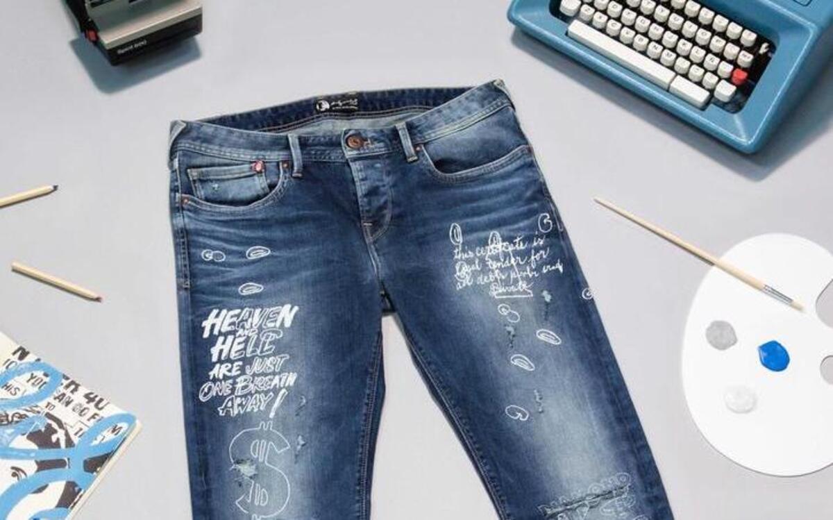 Según propone la firma Pepe Jeans, este verano los pantalones se llevan coloreados.