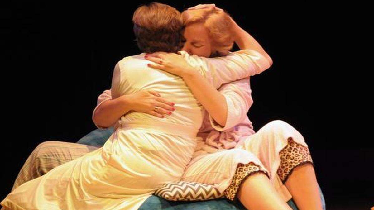 
Lucrecia Baldassare y Soraya Siverio en la obra teatral basada en ‘Memoria del silencio’, que se presentó en Miami en el 2014.

