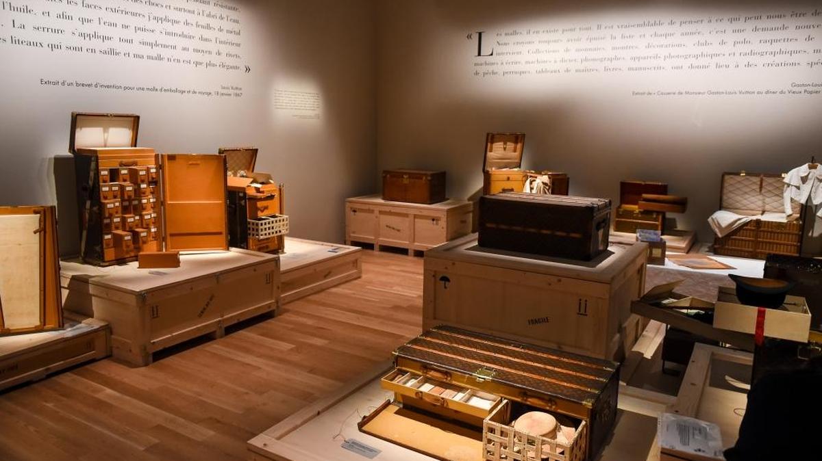 La exhibición, curada por Olivier Saillard, lleva al observador desde los comienzos en 1854 hasta el presente.
