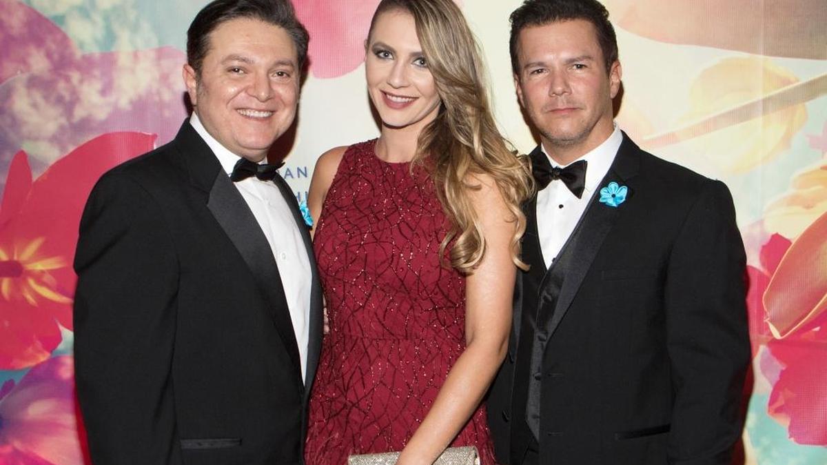 Carlos Reyes, director ejecutivo de SAHF, con Alexandra Georgeti y Arturo Regalado.