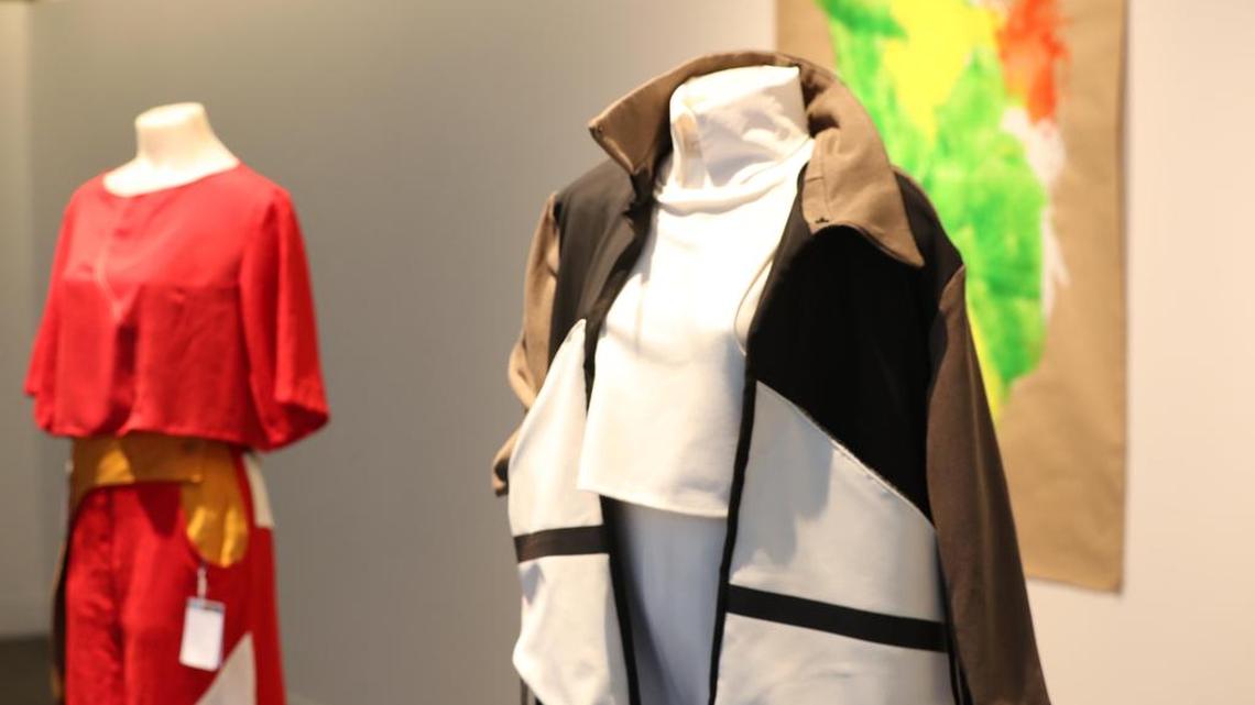 Vista de dos vestidos confeccionados con material de reciclaje durante la segunda edición de Moda Latinoamericana (Mola), que busca visibilizar a América Latina dentro del mundo de la moda y concienciar sobre la sustentabilidad.