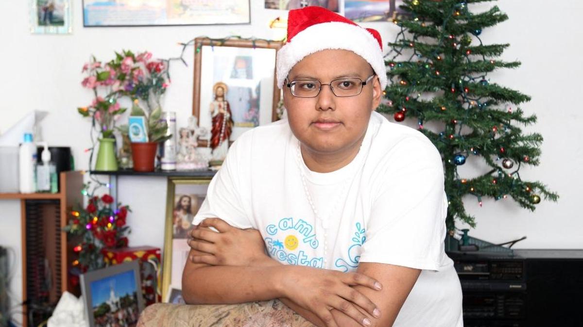 José Mateo, de 19 años, quien está en tratamiento para la leucemia, espera poner regalos para su mamá, sus hermanos y para él debajo del árbol de Navidad.