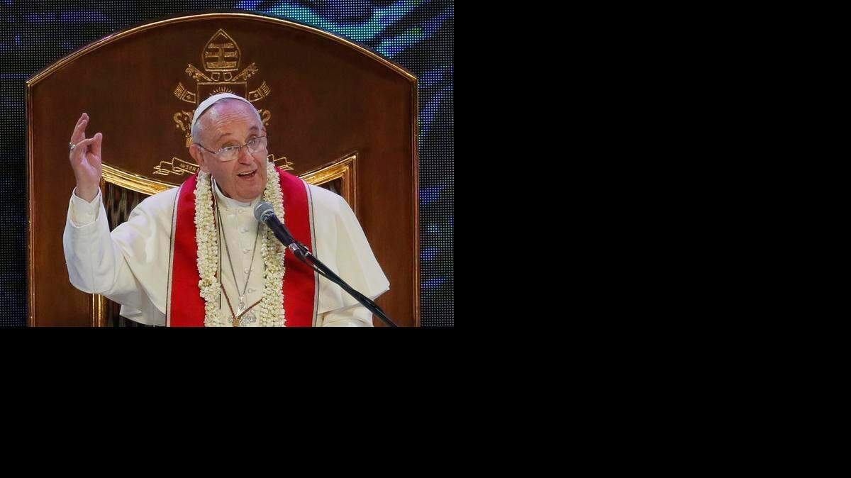 
El papa Francisco saluda a los católicos en su visita a Manila, Filipinas, en enero del 2015.
