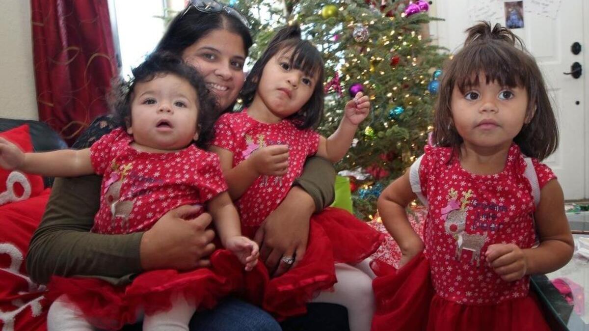 Natalie Roy con sus hijas adoptivas, Sofía (izq.), Luna e Isabella en su casa en el sur de Miami-Dade. La familia se ha especializado en adoptar a niños con necesidades especiales.