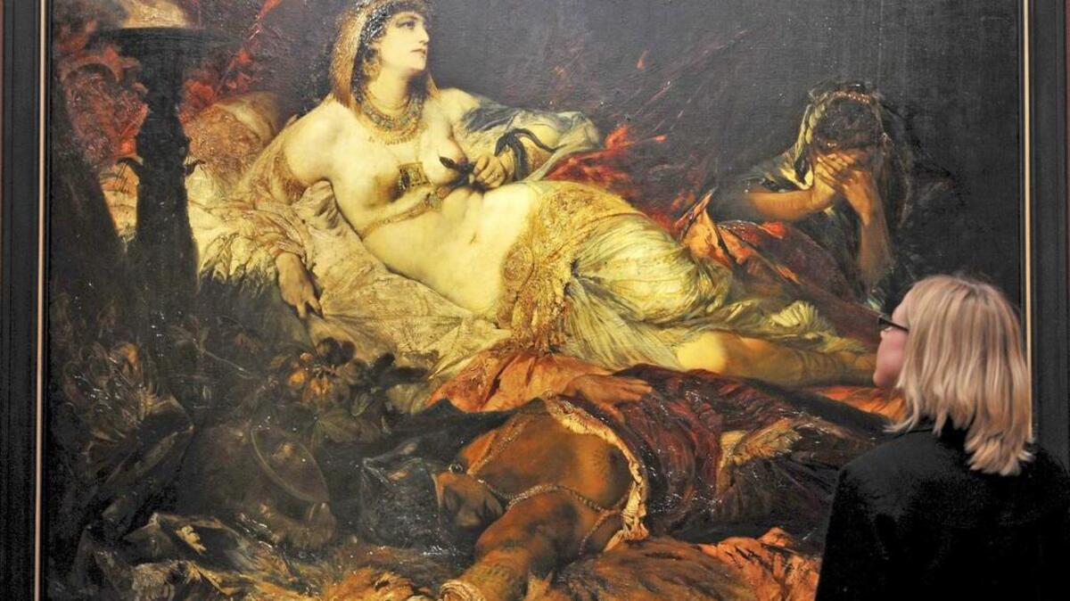 
Una mujer observa el cuadro ‘La muerte de Cleopatra’ en la sala de exposiciones de la Fundación Cultural Hypo en Múnich, Alemania. 
